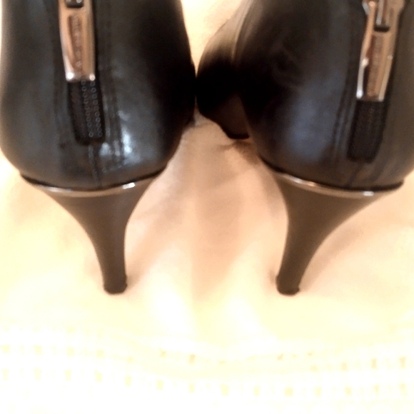 🌟 VINCE CAMUTO Women's Heels Size 9M Zip up heel~EUC - Picture 5 of 8